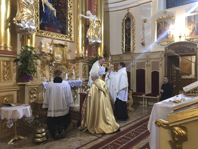 Z Panem Jezusem na ulicach Hałcnowa, wśród domostw parafian