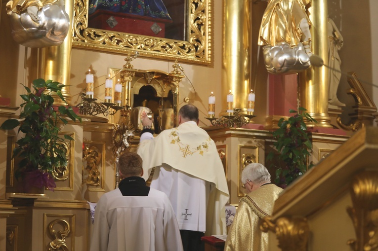 Z Panem Jezusem na ulicach Hałcnowa, wśród domostw parafian