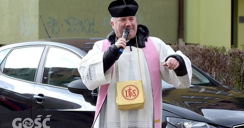 ks. Witold Baczyński po drodze zwoływał ludzi do okien.