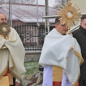 Księża, niosąc monstrancje z Najświętszym Sakramentem, przeszli z bazyliki do samochodów.