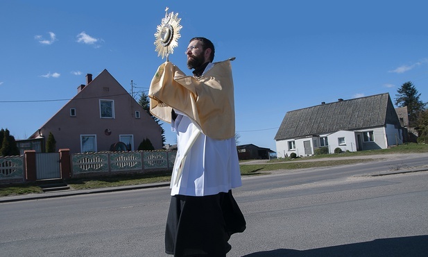 Pan Jezus idzie pustymi ulicami 