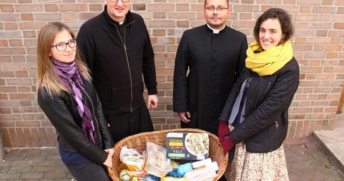Parafia na Bielanach rozwozi seniorom posiłki