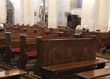 Nieliczni wierni na modlitwie w katedrze płockiej.