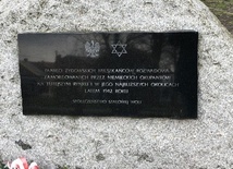 Stalowa Wola, dzielnica Rozwadów. Tablica upamiętniająca zamordowanych Żydów.