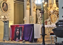 ▲	W wielu parafiach trwa adoracja Najświętszego Sakramentu.