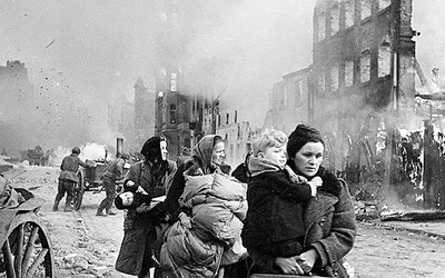 ◄	Nazywający się dumnie „wyzwolicielami”, masowo gwałcili, grabili i mordowali zarówno niemieckich, jak i polskich mieszkańców miasta. W tle zniszczone spichlerze.