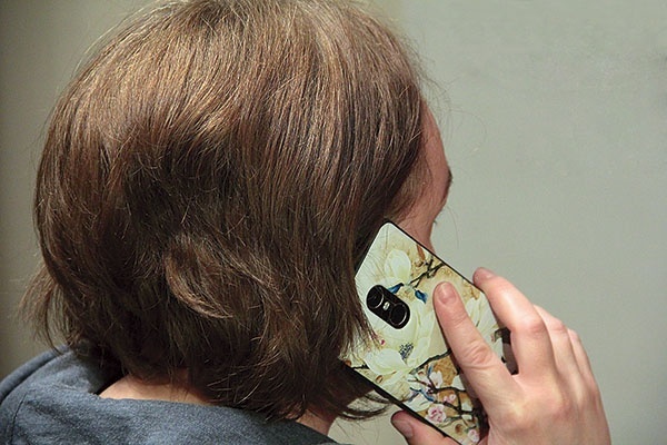 ▲	Codziennie przy telefonie dyżuruje kilkunastu kapłanów oraz osób konsekrowanych z archidiecezji.