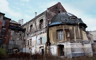 ▲	Widok budynku  przed rozpoczęciem  prac budowlanych.