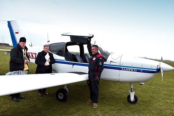 Tuż przed wylotem (od lewej): ks. Michał Gaszczyński,  Andrzej Dołęga i pilot Dariusz Barłożek.