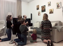 ▲	Rodzina Prokopowiczów w czasie modlitwy różańcowej, do której klękają codziennie o 20.30 w łączności z wieloma wierzącymi.