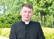 ▲	Ksiądz Bartek 2 lata temu przyjął święcenia kapłańskie.  Dziś posługuje w parafii Stara Wieś koło Limanowej.