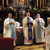 Wraz z bp Adamem Bałabuchem w Kaplicy Cudownego Obrazu: ks. Marek Korgul (od prawej) i o. Samuel Pacholski (po lewej stronie).