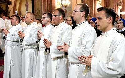 Kandydaci do prezbiteratu w dniu święceń diakonatu.