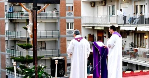 W kościele nie można celebrować Mszy z wiernymi, a kto powiedział, że nie wolno na dachu?