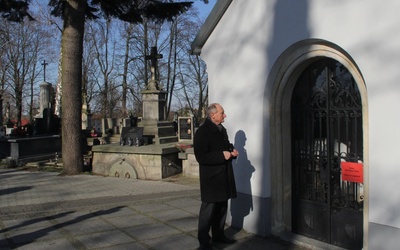 J. Rejczak przy grobie Biskupów Radomskich. 