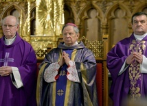 Wśród księży celebrujących rocznicową Mszę św. z ordynariuszem byli (od lewej): ks. Edward Poniewierski, kanclerz kurii biskupiej i ks. Marek Polak, oficjał sądu biskupiego. 