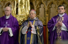 Wśród księży celebrujących rocznicową Mszę św. z ordynariuszem byli (od lewej): ks. Edward Poniewierski, kanclerz kurii biskupiej i ks. Marek Polak, oficjał sądu biskupiego. 