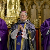 Wśród księży celebrujących rocznicową Mszę św. z ordynariuszem byli (od lewej): ks. Edward Poniewierski, kanclerz kurii biskupiej i ks. Marek Polak, oficjał sądu biskupiego. 