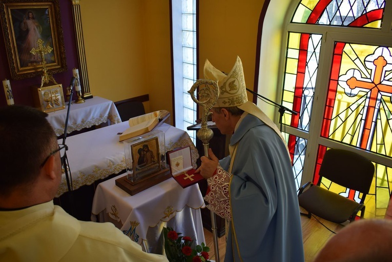 Modlitwa przed ikoną Matki Bożej w Sulisławicach 