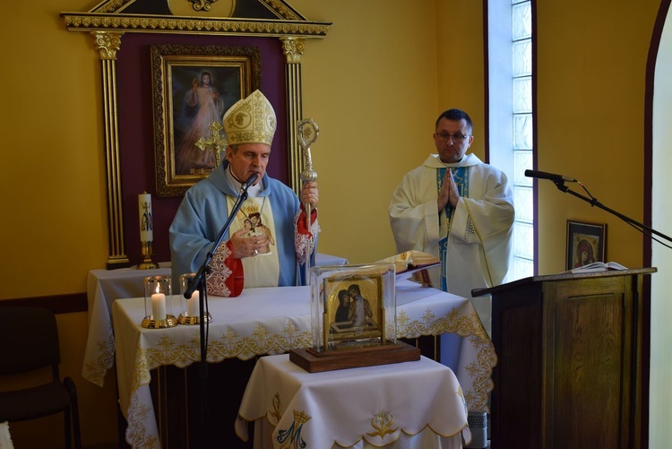 Modlitwa przed ikoną Matki Bożej w Sulisławicach 