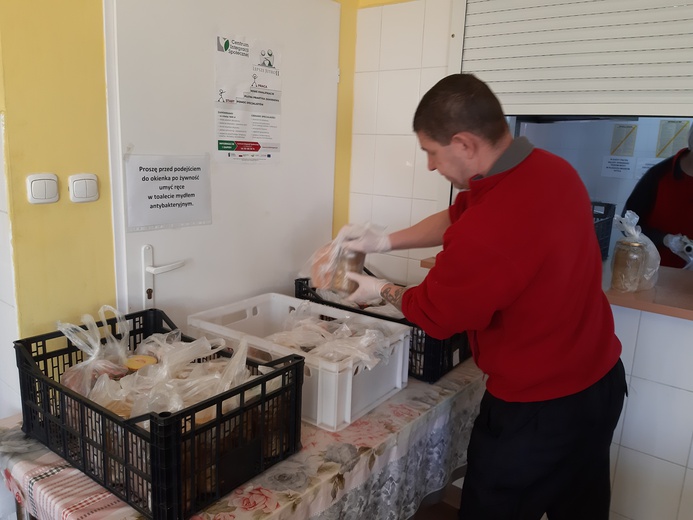 Wspólnoty pomagają dicezjalnej Caritas rozwozić posiłki dla samotnych seniorów