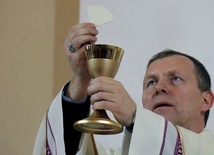Bp Piotr Turzyński podczas Eucharystii w seminaryjnej kaplicy.