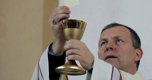 Bp Piotr Turzyński podczas Eucharystii w seminaryjnej kaplicy.