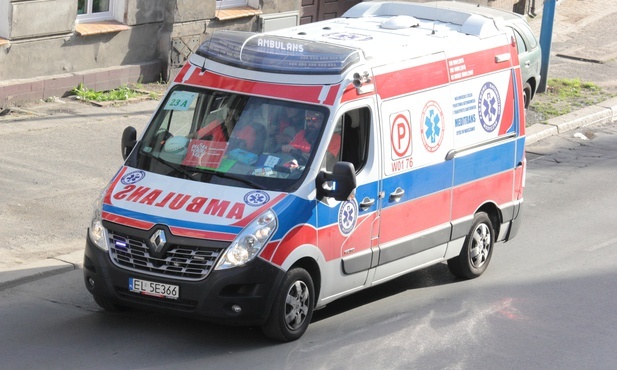 Ratownik dźgnięty nożem przez pacjenta z podejrzeniem COVID-19