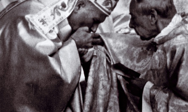 Jan Paweł II w dniu inauguracji pontyfikatu i kardynał Stefan Wyszyński oddający mu hołd – historyczny moment ucałowania dłoni prymasa Polski przez papieża.