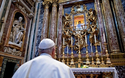 Franciszek przed ikoną Salus Populi Romani w bazylice Santa Maria Maggiore.