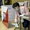 W kilku miejscowościach mimo pandemii musiały się odbyć wybory uzupełniające. W Grembieniu, w wojewodztwie łódzkim, czlonkowie komisji wyborczej mieli maski i rękawiczki.