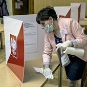 W kilku miejscowościach mimo pandemii musiały się odbyć wybory uzupełniające. W Grembieniu, w wojewodztwie łódzkim, czlonkowie komisji wyborczej mieli maski i rękawiczki.