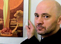 Ks. Łukasz Skowyra obok przywiezionego z Chin obrazu Matki Bożej Wspomożycielki Wiernych z She-shan.