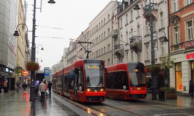 Pesa rekomenduje sposób zajmowania miejsc w tramwajach
