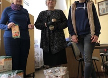 Wolontariusze z Parafialnego Zespołu Caritas w Głogowie cały czas pomagają