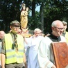 Cudowna figura Matki Bożej niesiona w procesji podczas wrześniowego odpustu w Wąwolnicy.