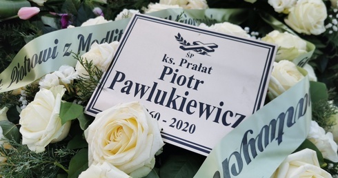 Grób ks. Piotra Pawlukiewicza