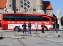 Śląskie. Potrzebna krew, szpitale odwołują planowe zabiegi. Gdzie można oddać krew? 