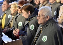 Wolontariusze i pracownicy schroniska w czasie otwarcia domu dla bezdomnych kobiet.