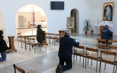 Najświętszy Sakrament wystawiony jest w bocznej kaplicy kościoła.
