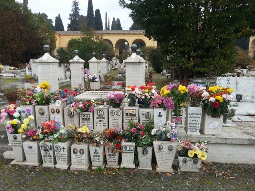 Włoscy biskupi modlili się dziś na cmentarzach