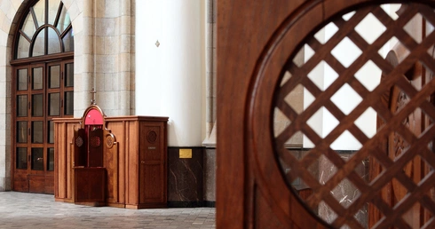 Rzecznik Episkopatu: Nie jest możliwa spowiedź on-line lub przez telefon