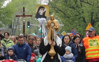 Jezus w Najświętszym Sakramencie towarzyszył ubiegłorocznemu pielgrzymowaniu do Łagiewnik każdego dnia.