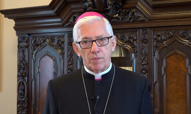 Abp Skworc: Izolujemy się, aby nie zaszkodzić innym, ale jesteśmy bliżej naszych bliskich