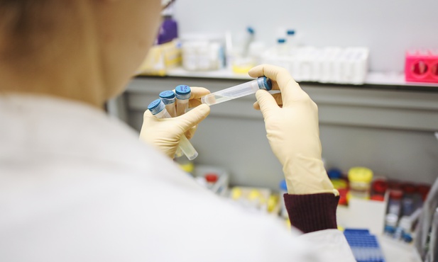 MZ: Na koronawirusa przebadano ponad 42,5 tys. próbek
