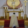 Wieczorna adoracja Najświętszego Sakramentu w seminaryjnej kaplicy w Radomiu.