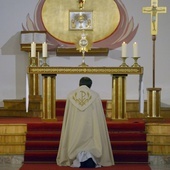 Wieczorna adoracja Najświętszego Sakramentu w seminaryjnej kaplicy w Radomiu.