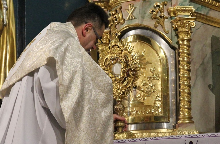 Błogosławieństwo i Koronka do Bożego Miłosierdzia z wieży konkatedry w Żywcu