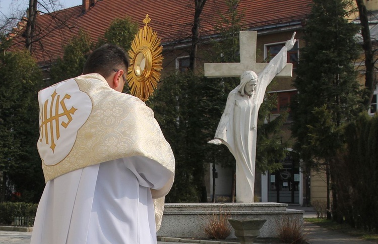 Błogosławieństwo i Koronka do Bożego Miłosierdzia z wieży konkatedry w Żywcu