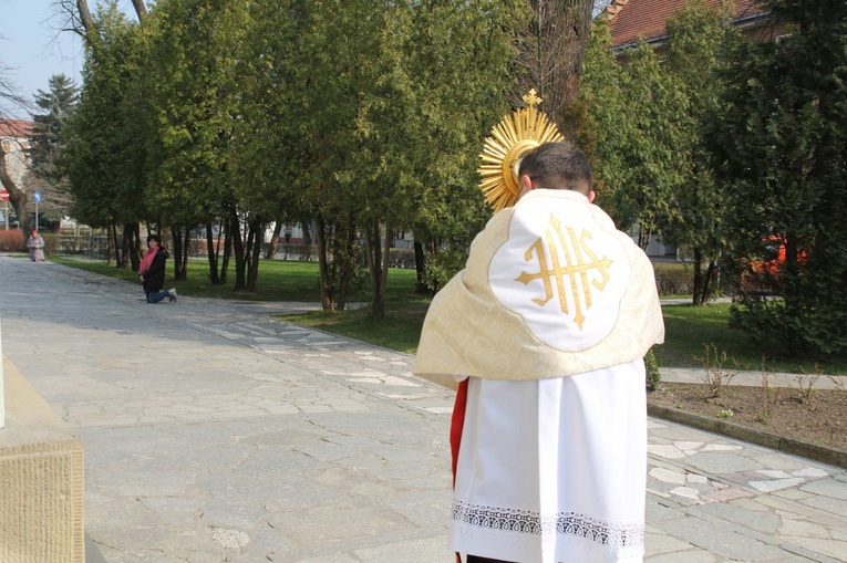 Błogosławieństwo i Koronka do Bożego Miłosierdzia z wieży konkatedry w Żywcu